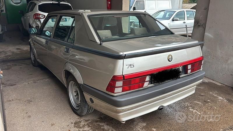 Usata Alfa Romeo 75 1989 Grigio Berlina