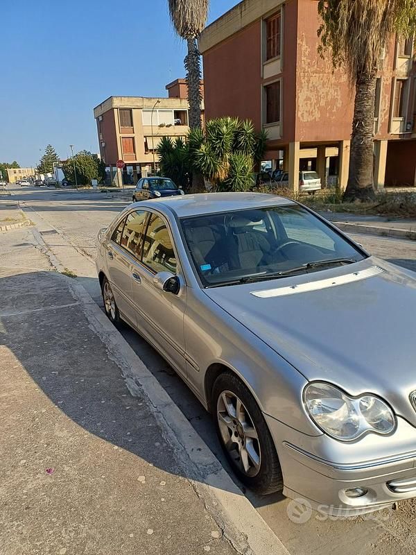 Usata Mercedes C220 150 CV (110 kW) 2005 Grigio Berlina