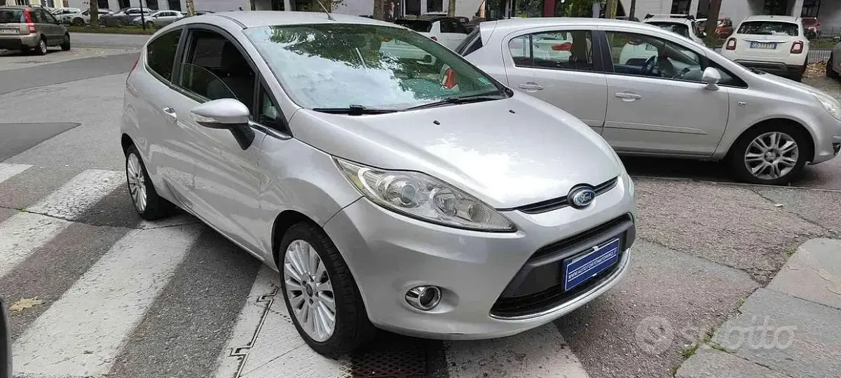 Usata Ford Fiesta 60 CV (44 kW) 2010 Grigio metallizzato Utilitaria