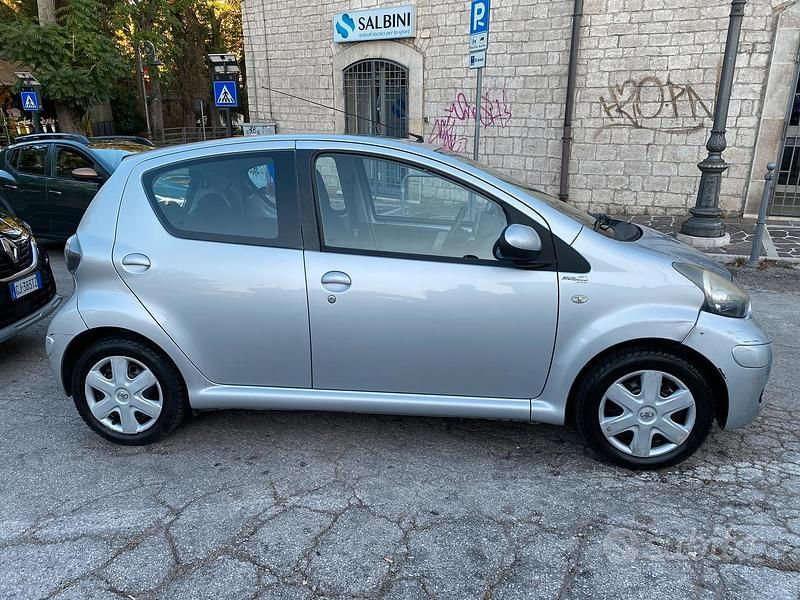 Usata Toyota Aygo 68 CV (50 kW) 2010 Grigio Utilitaria