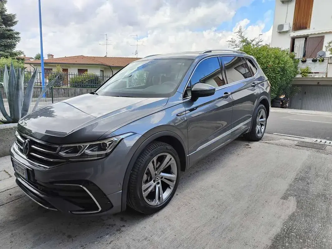 Usata VW Tiguan Allspace R-line 150 CV (110 kW) 2022 Grigio SUV