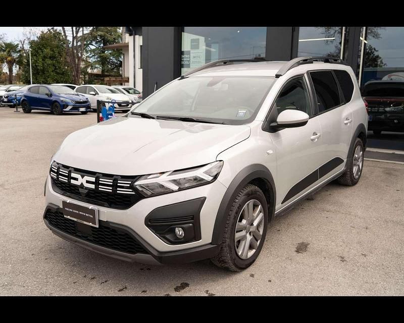 Usata Dacia Jogger Expression 101 CV (74 kW) 2023 Grigio chiaro Monovolume