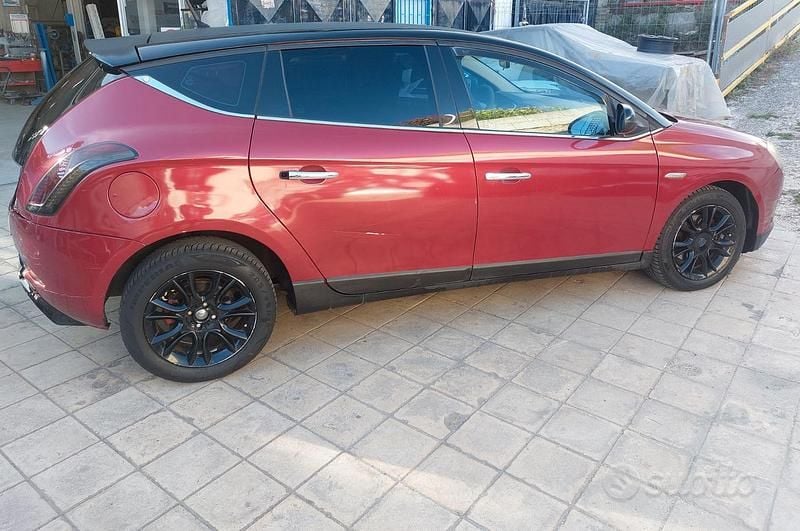 Usado Lancia Delta 120 CV (88 kW) 2008 Rojo Utilitario