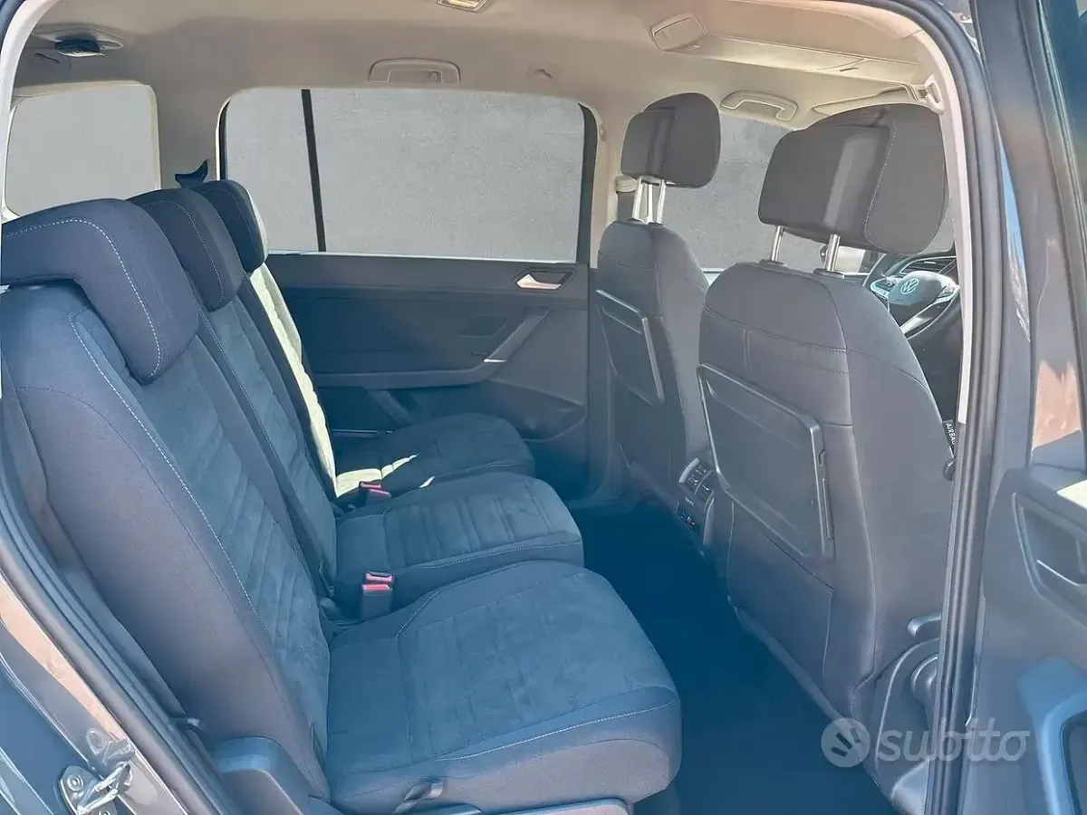 Gebraucht VW Touran Comfortline 150 PS (110 kW) 2024 Grau Van / Kleinbus