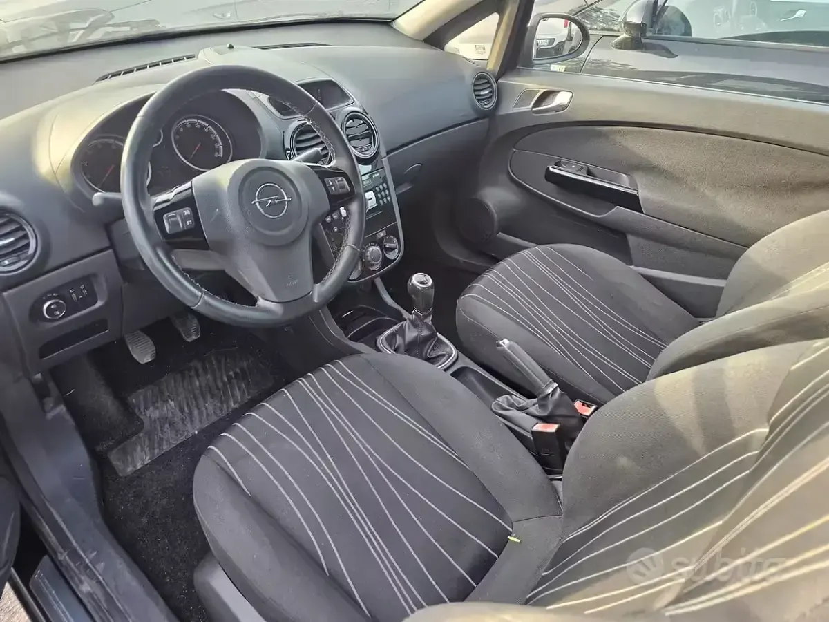 Usado Opel Corsa Club 80 CV (58 kW) 2010 Negro Utilitario