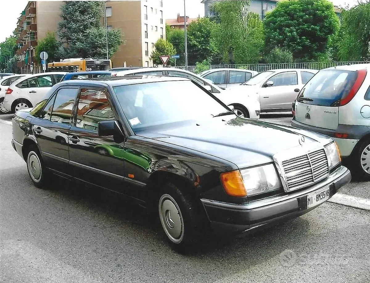 Usata Mercedes 200 122 CV (89 kW) 1989 Nero Berlina