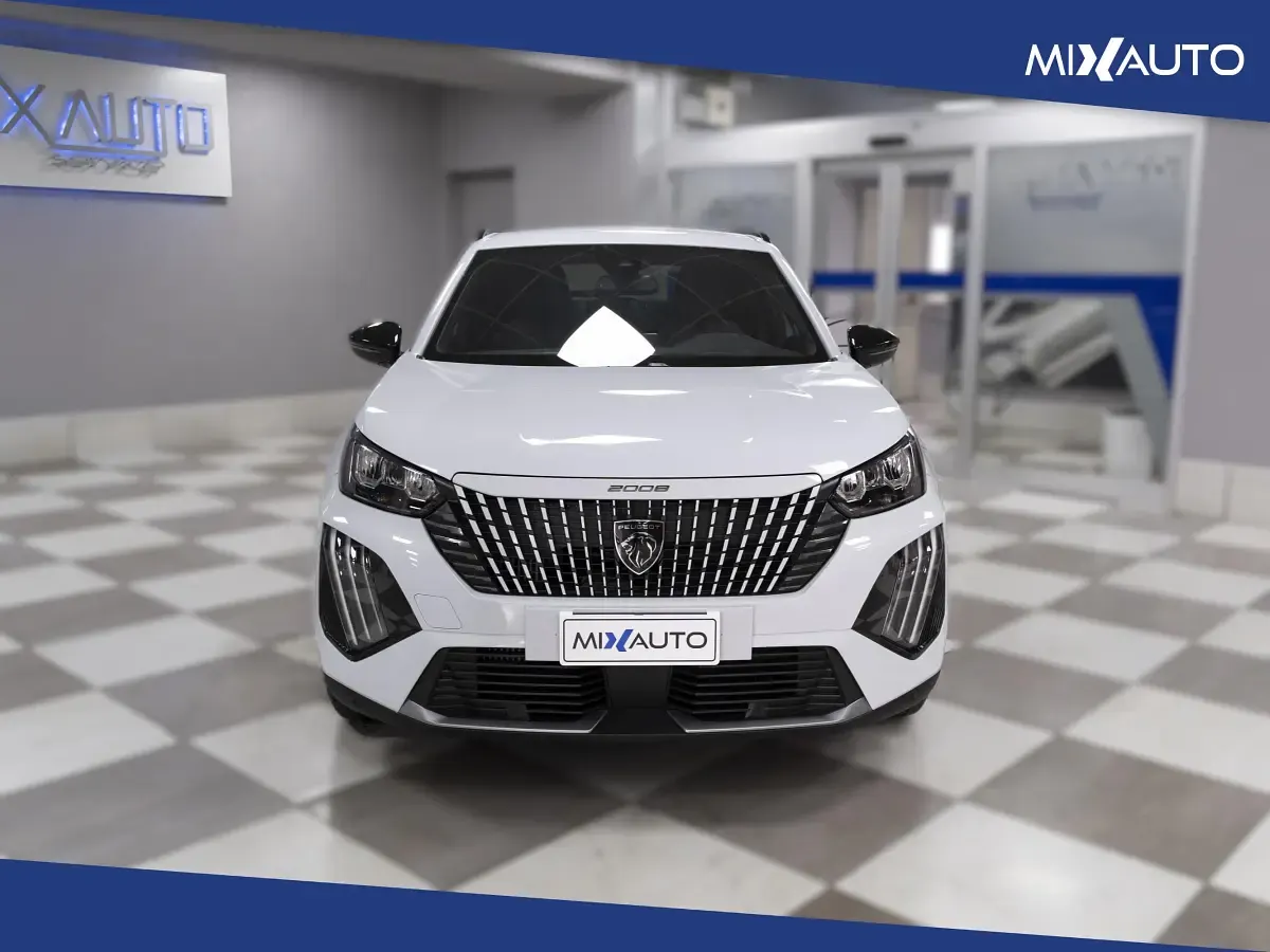 Usata Peugeot 2008 Allure 102 CV (75 kW) 2025 Bianco SUV