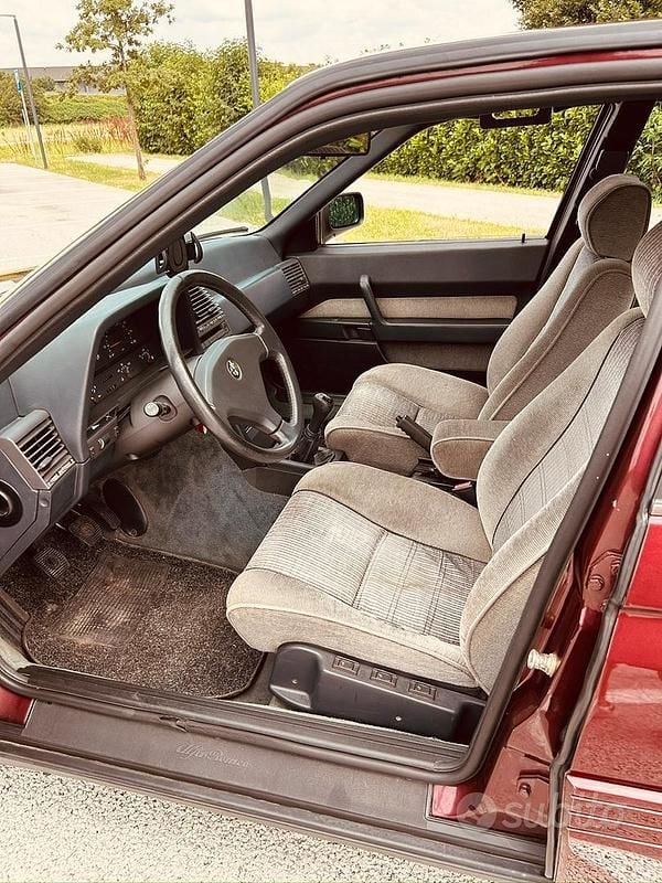Usata Alfa Romeo 164 210 CV (154 kW) 1991 Rosso Berlina