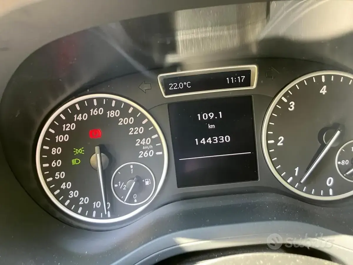 Usata Mercedes B180 109 CV (80 kW) 2014 Grigio Utilitaria