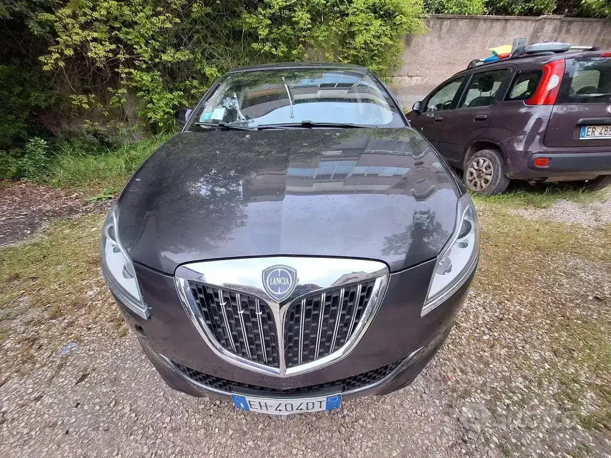 Usata Lancia Delta 120 CV (88 kW) 2011 Grigio Utilitaria