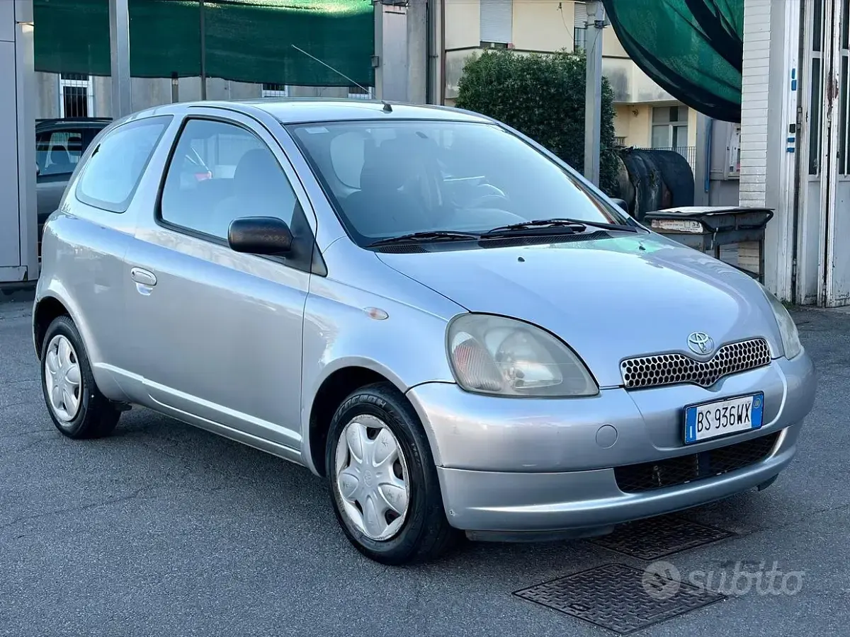 Begagnad Toyota Yaris Sol 68 HK (50 kW) 2001 Grå Sedan