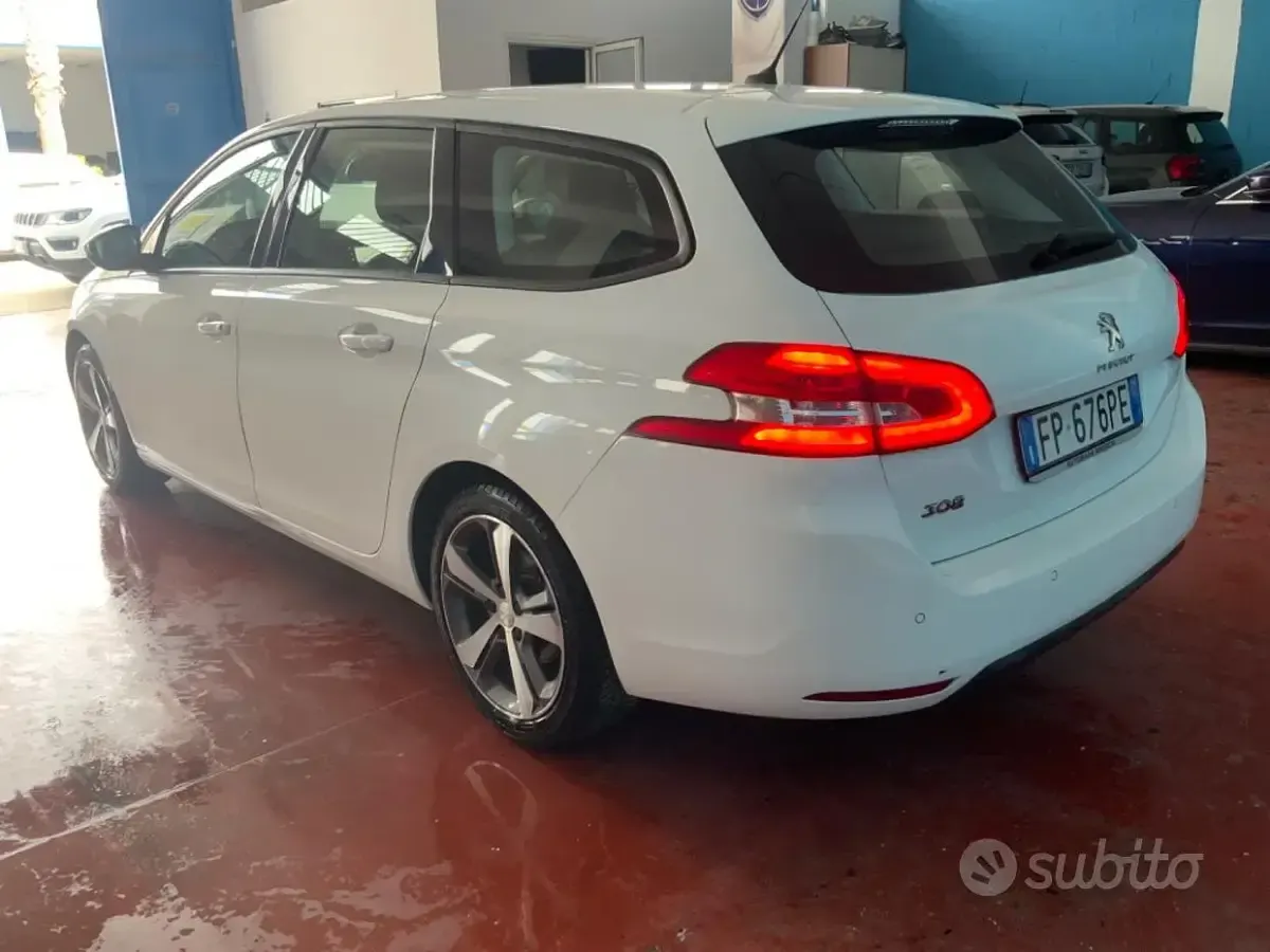 Usado Peugeot 308 Active 99 CV (72 kW) 2018 Blanco Familiar