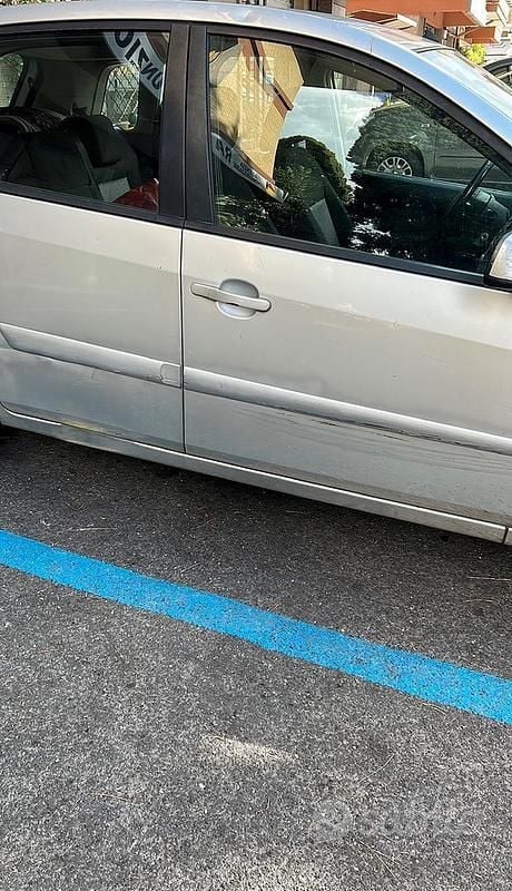 Usata Ford Fiesta 90 CV (66 kW) 2007 Grigio Berlina