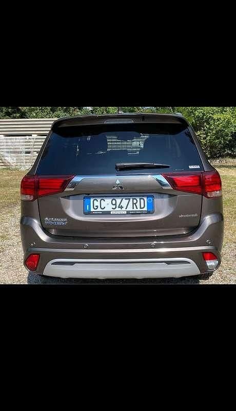 Usata Mitsubishi Outlander P-HEV Instyle 135 CV (99 kW) 2021 Grigio SUV