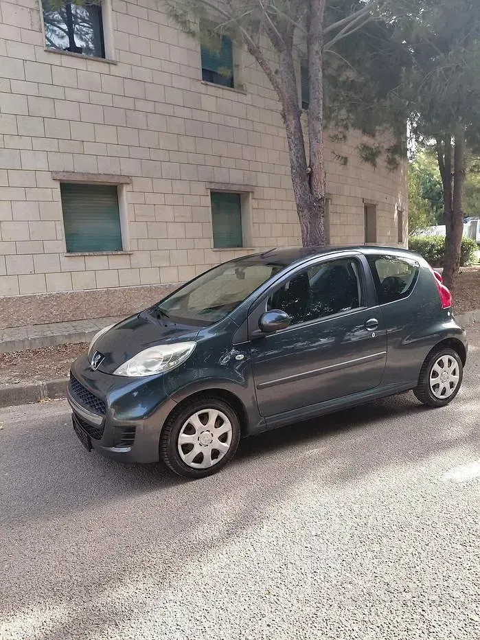 Usata Peugeot 107 68 CV (50 kW) 2010 Grigio Utilitaria