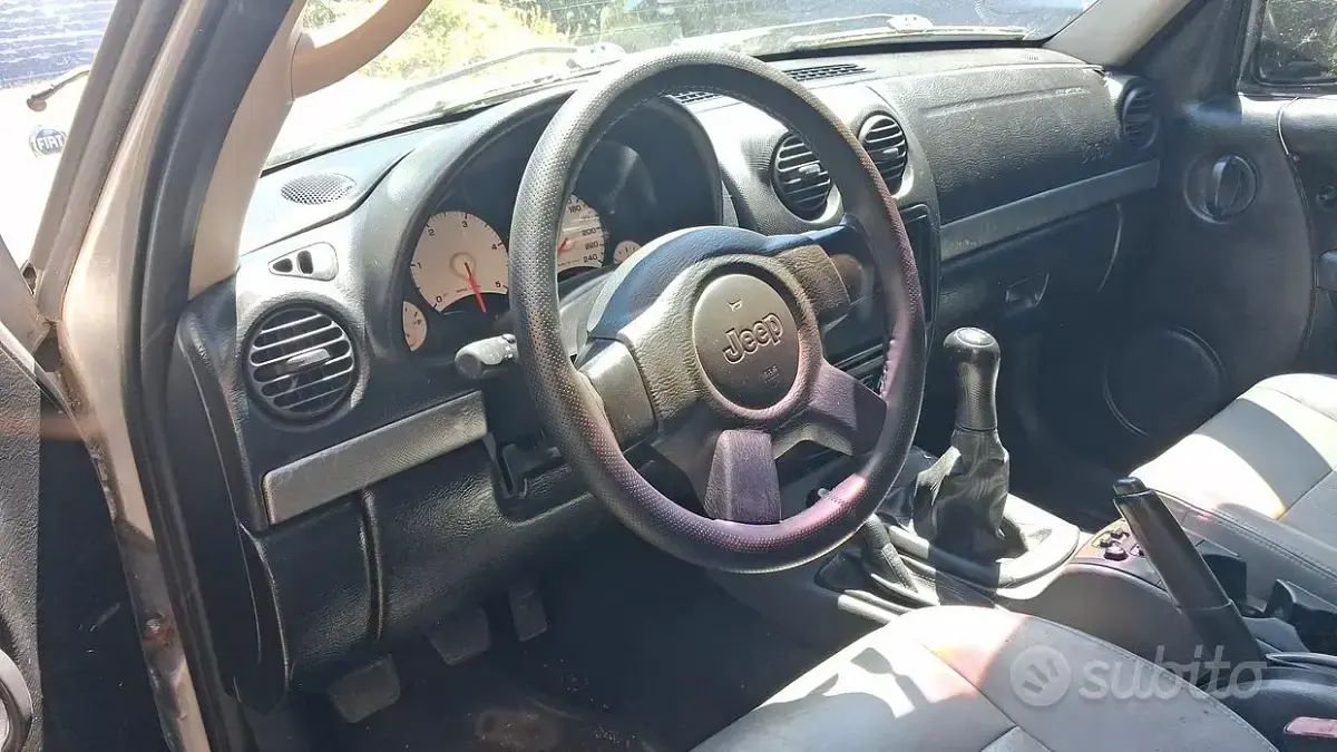 Usata Jeep Cherokee 143 CV (105 kW) 2004 Grigio SUV