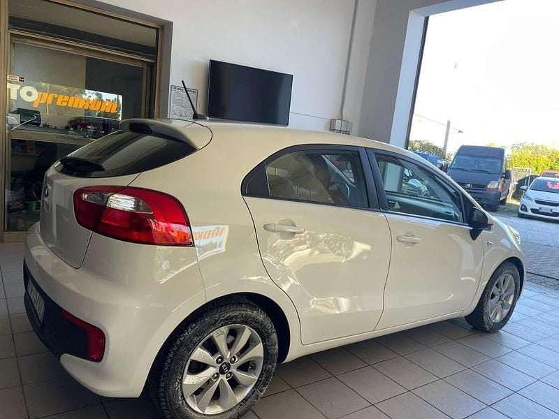 Usata Kia Rio 86 CV (63 kW) 2016 Bianco Berlina