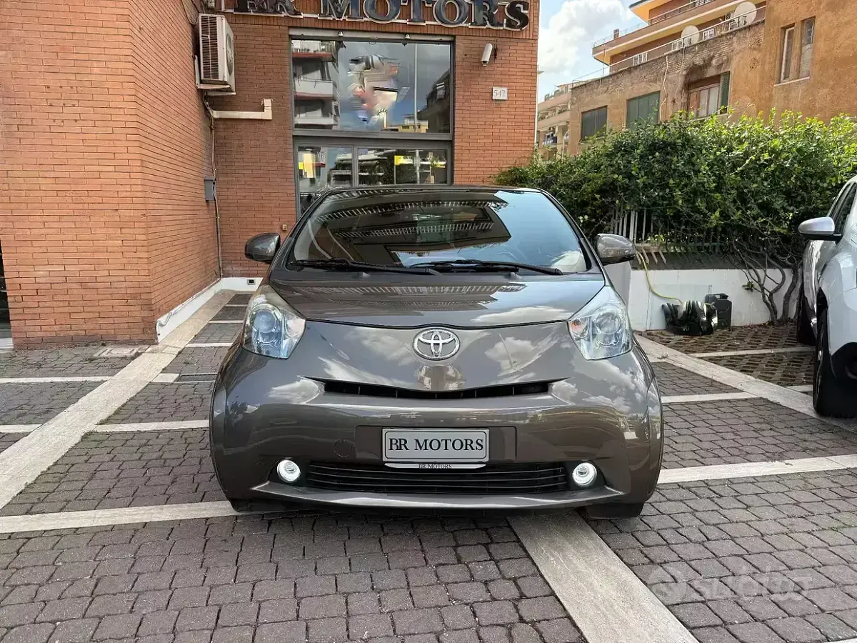 Usata Toyota iQ Executive 99 CV (72 kW) 2011 Grigio Utilitaria