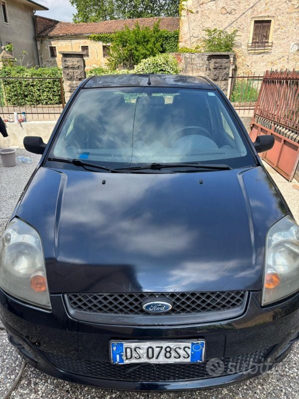 Nero Usata 2008 Ford Fiesta Due volumi | 1700 € (Ottimo prezzo) - Immagine 1/4