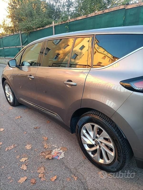 Usata Renault Espace 160 CV (117 kW) 2015 Grigio Berlina