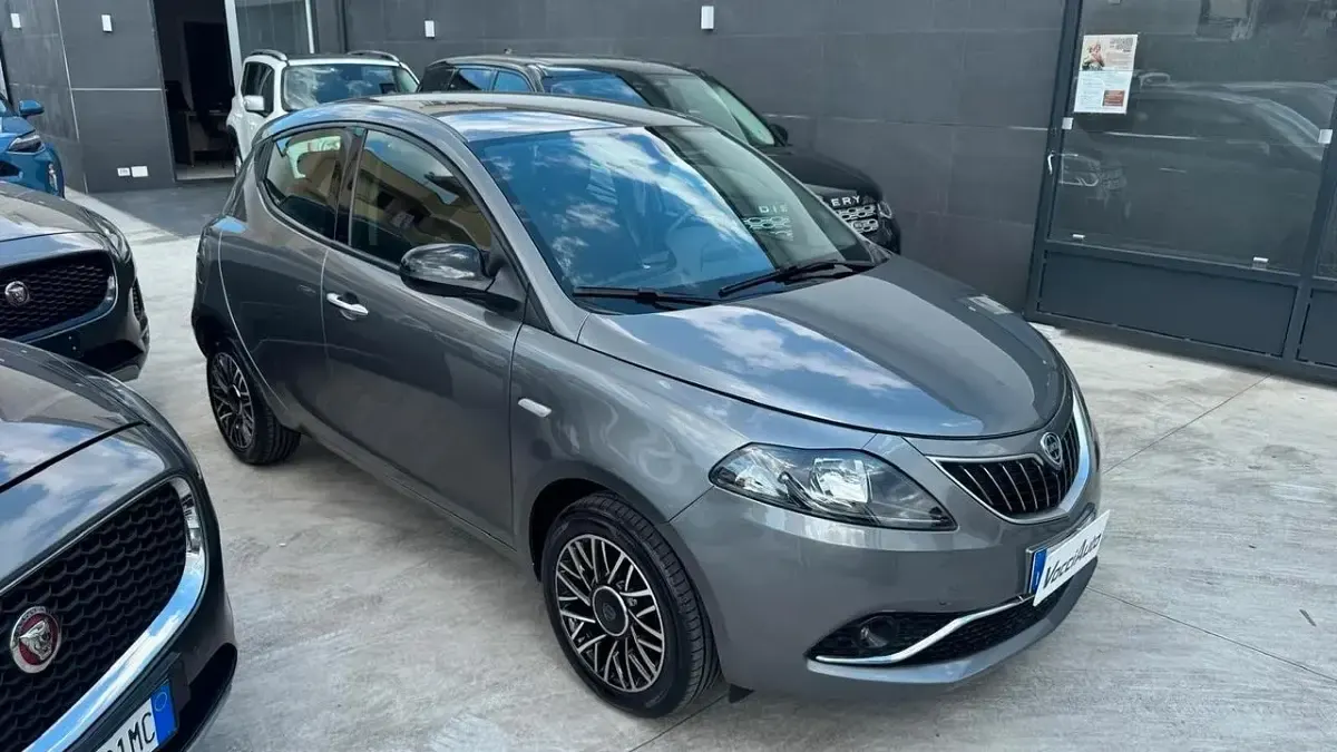 Usata Lancia Ypsilon Gold 69 CV (50 kW) 2022 Grigio Utilitaria