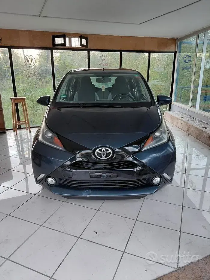 Usata Toyota Aygo X-clusiv 69 CV (50 kW) 2015 Grigio Utilitaria