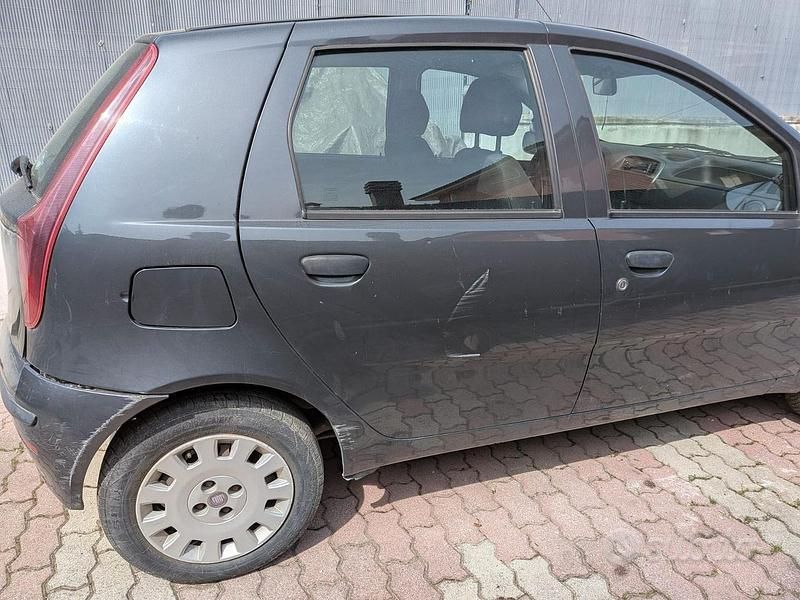 Usata Fiat Punto Active 60 CV (44 kW) 2010 Utilitaria