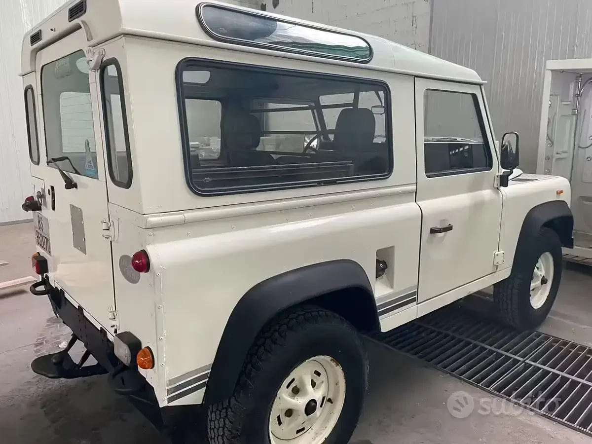 Usata Land Rover Defender 68 CV (50 kW) 1989 Bianco SUV