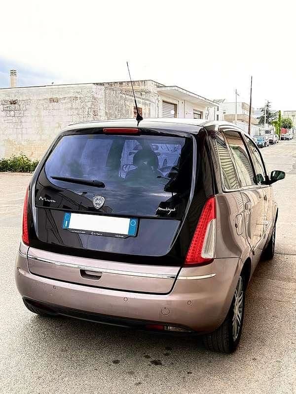 Begagnad Lancia Musa 92 HK (67 kW) 2011 Beige Minibuss