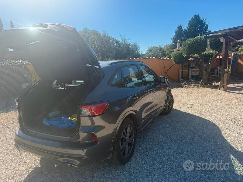 Usata Ford Kuga 120 CV (88 kW) 2023 Grigio SUV