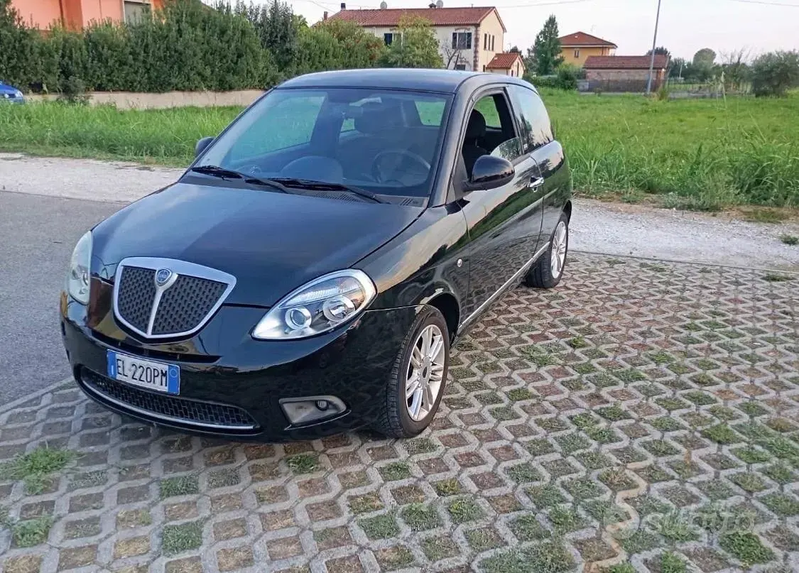 Usata Lancia Ypsilon 69 CV (50 kW) 2012 Bluazzurro Utilitaria