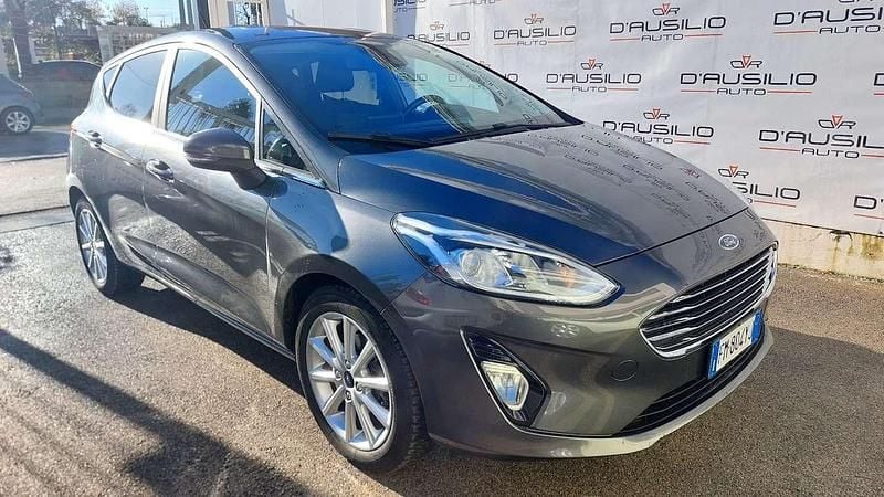 Grigio Usata 2018 Ford Fiesta Titanium Tre volumi | 9200 € (Buon prezzo) - Immagine 1/4