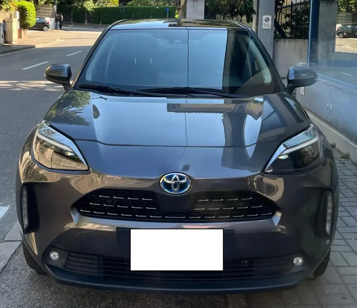 Usata Toyota Yaris Hybrid Lounge 92 CV (67 kW) 2022 Grigio Station wagon