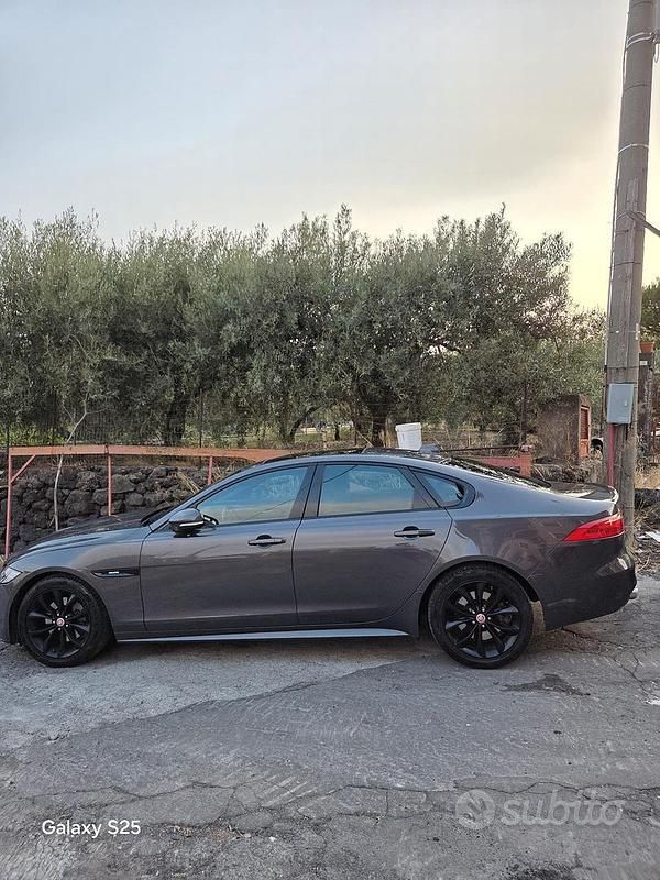 Usata Jaguar XF 180 CV (132 kW) 2016 Grigio Berlina