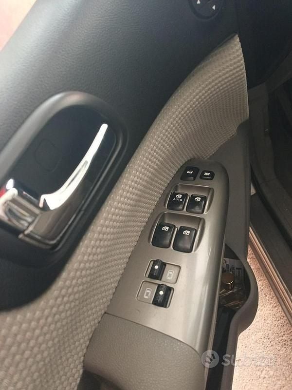 Usata Kia Carnival 185 CV (136 kW) 2007 Grigio Monovolume