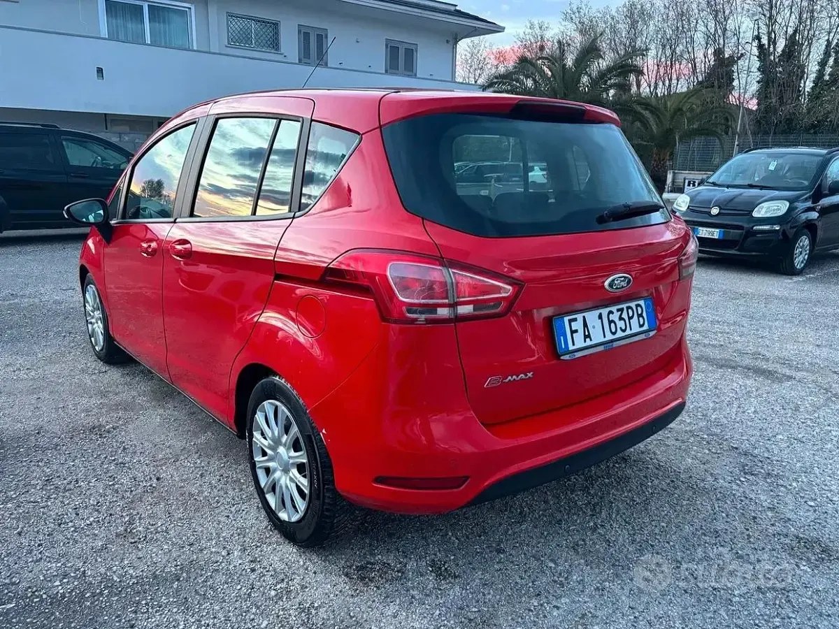 Usado Ford B-MAX 75 CV (55 kW) 2015 Rojo Monovolumen