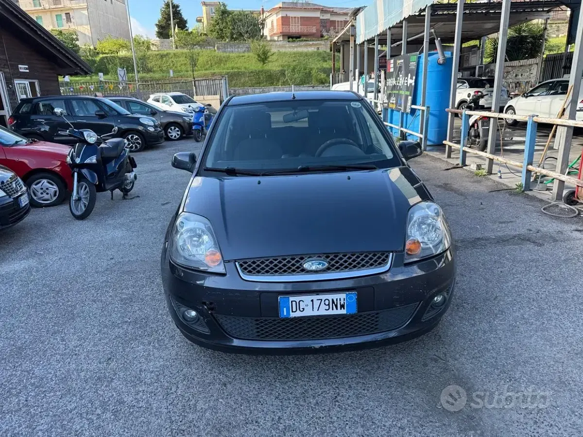 Gebraucht Ford Fiesta Ghia 90 PS (66 kW) 2007 Grau Kleinwagen