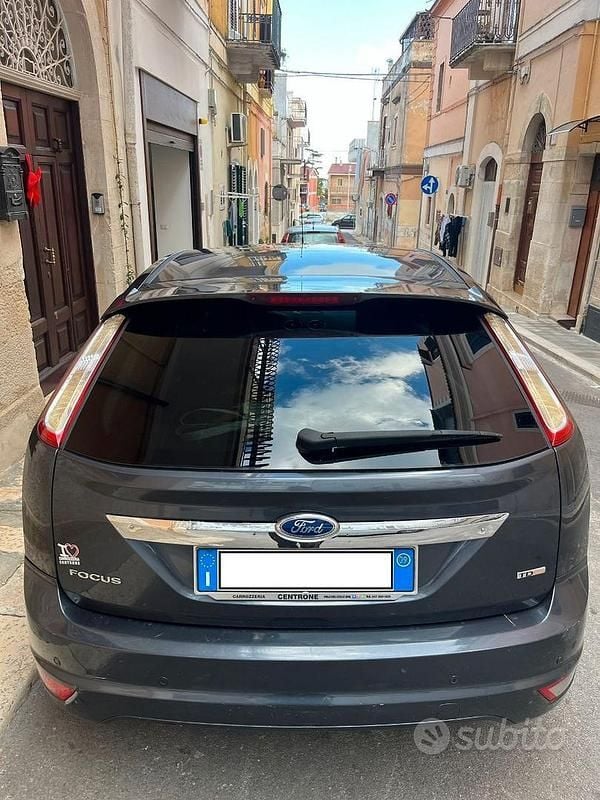 Nero Usata 2009 Ford Focus Titanium Tre volumi | 2690 € (Buon prezzo) - Immagine 1/4