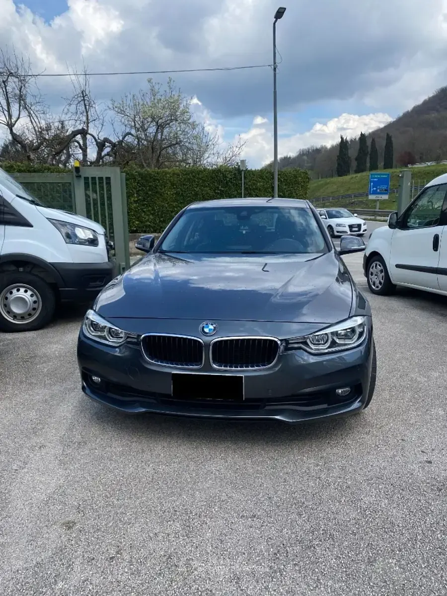 Usata BMW 320 Advantage 190 CV (139 kW) 2018 Grigio scuro metallizzato Berlina