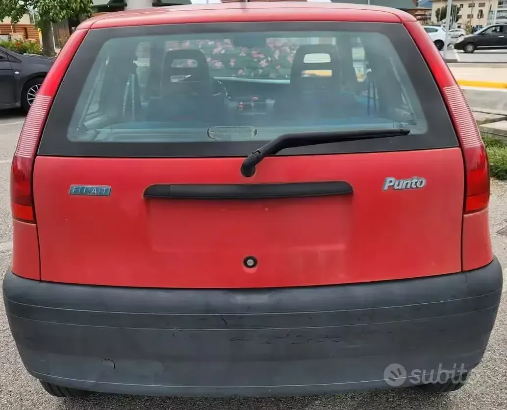 Begagnad Fiat Punto 54 HK (39 kW) 1998 Röd Sedan