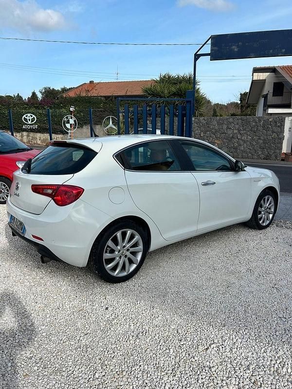 Usata Alfa Romeo Giulietta Exclusive 140 CV (102 kW) 2012 Bianco Berlina