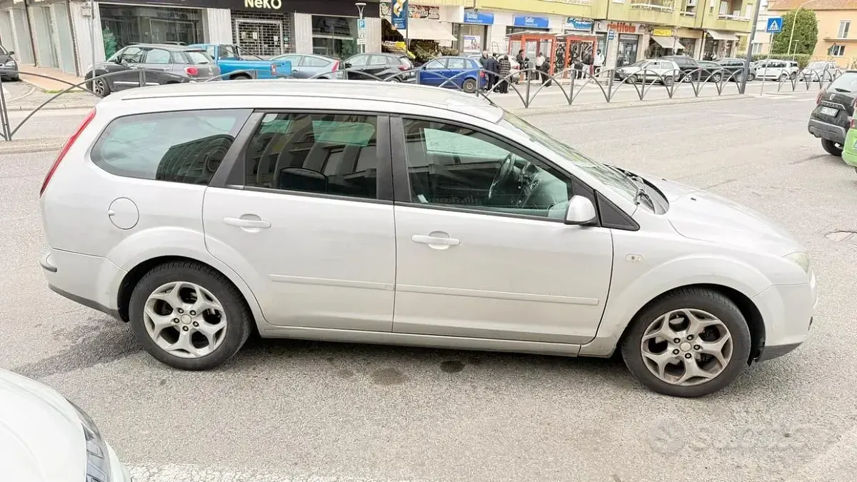 Usata Ford Focus 90 CV (66 kW) 2007 Grigio Station wagon