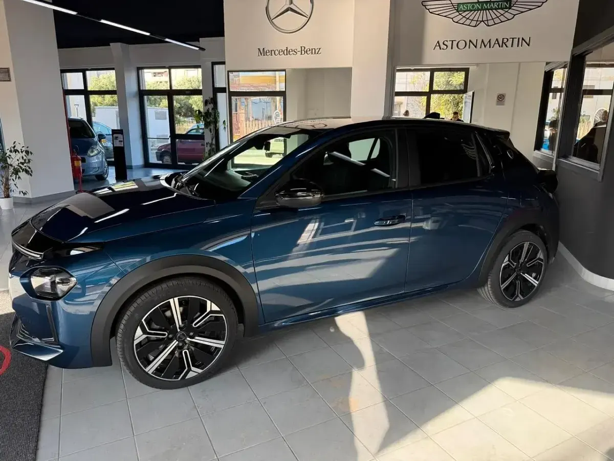 Nuova Lancia Ypsilon 100 CV (73 kW) 2026 Blu Utilitaria