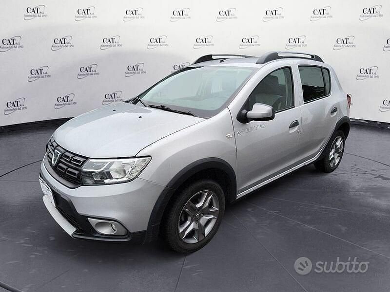 Grigio Usata 2017 Dacia Sandero Lauréate Tre volumi | 8500 € (Buon prezzo) - Immagine 1/4