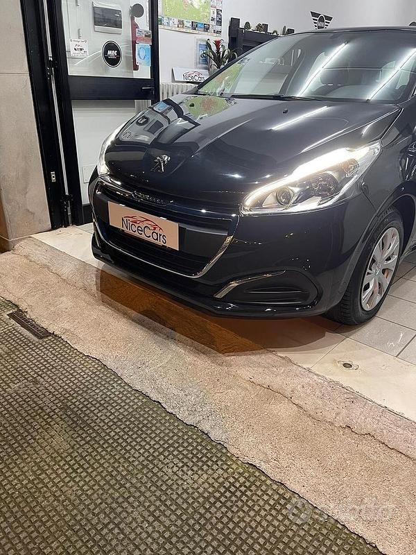 Usata Peugeot 208 Active 81 CV (59 kW) 2016 Blu Utilitaria