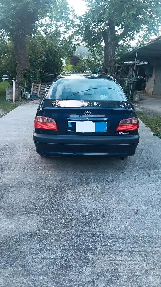 Usata Toyota Avensis 110 CV (80 kW) 2000 Blu Berlina