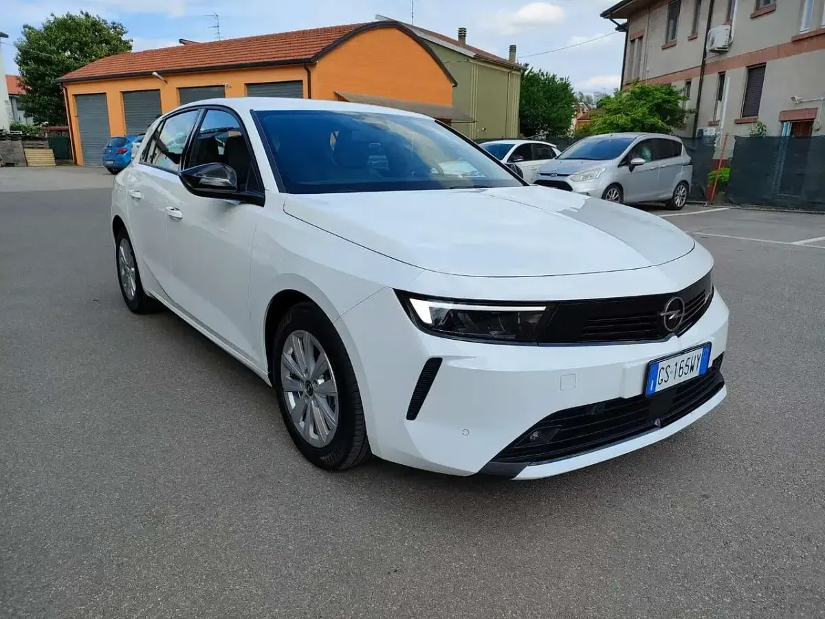 Usata Opel Astra Edition 110 CV (80 kW) 2024 Arktis white Berlina