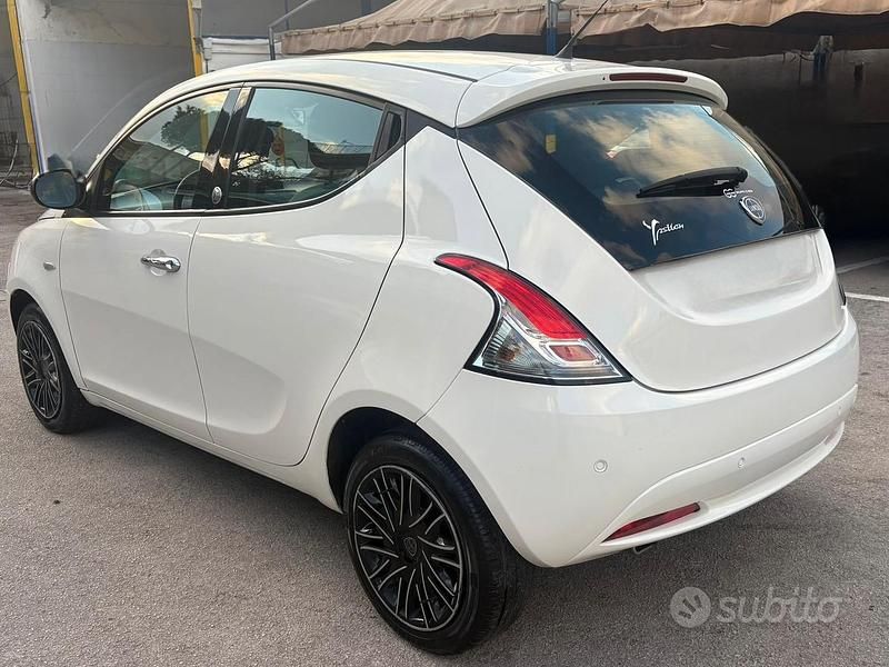 Usata Lancia Ypsilon 69 CV (50 kW) 2017 Bianco Utilitaria