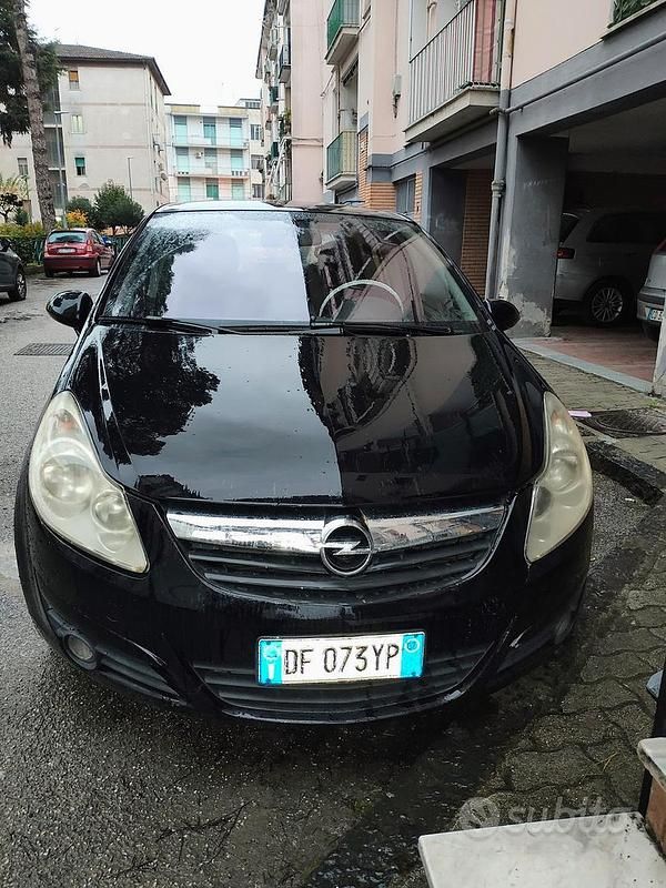 Nero Usata 2007 Opel Corsa Tre volumi | 850 € (Super prezzo) - Immagine 1/4