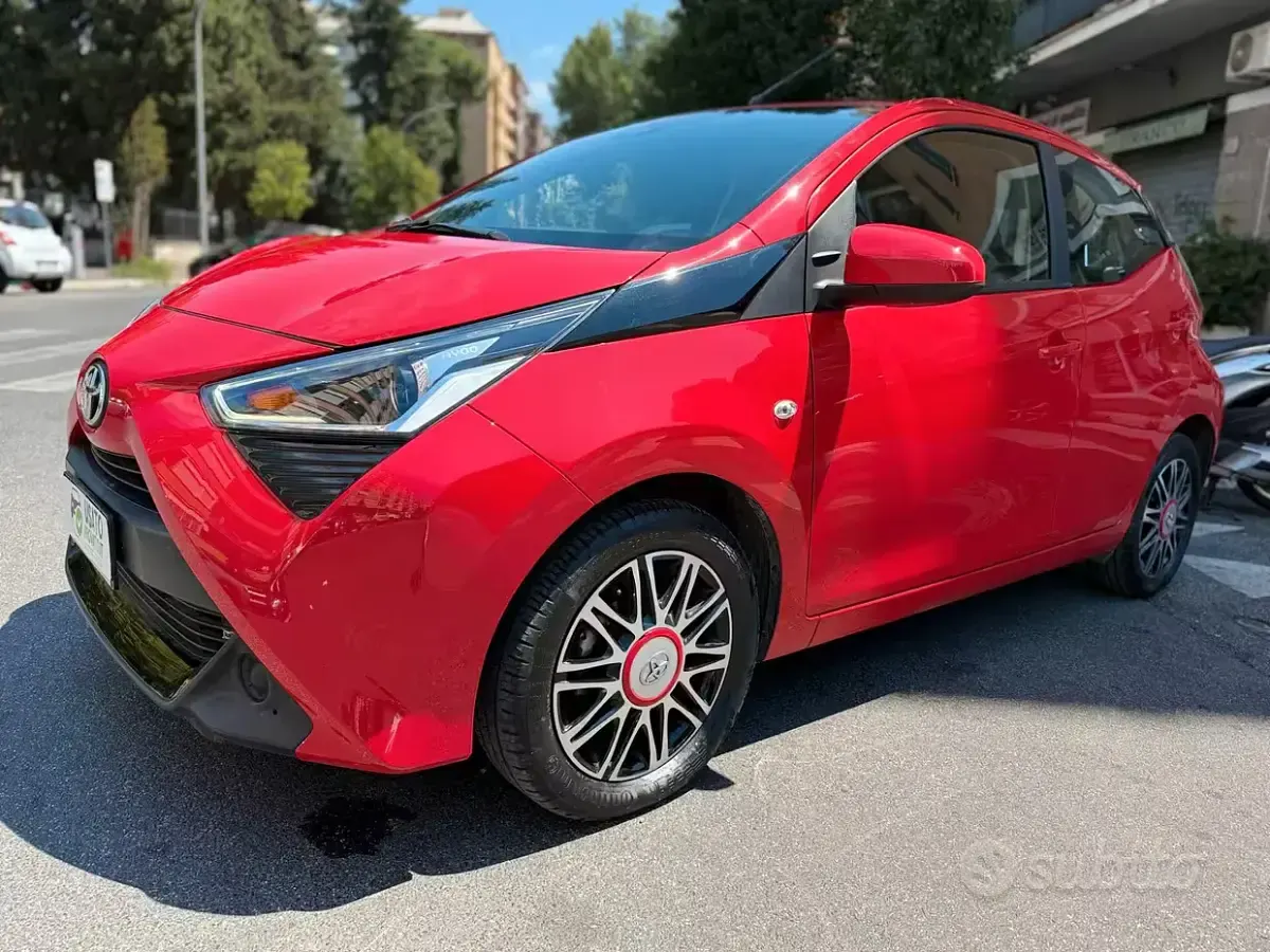 Usata Toyota Aygo 72 CV (52 kW) 2021 Rosso Utilitaria